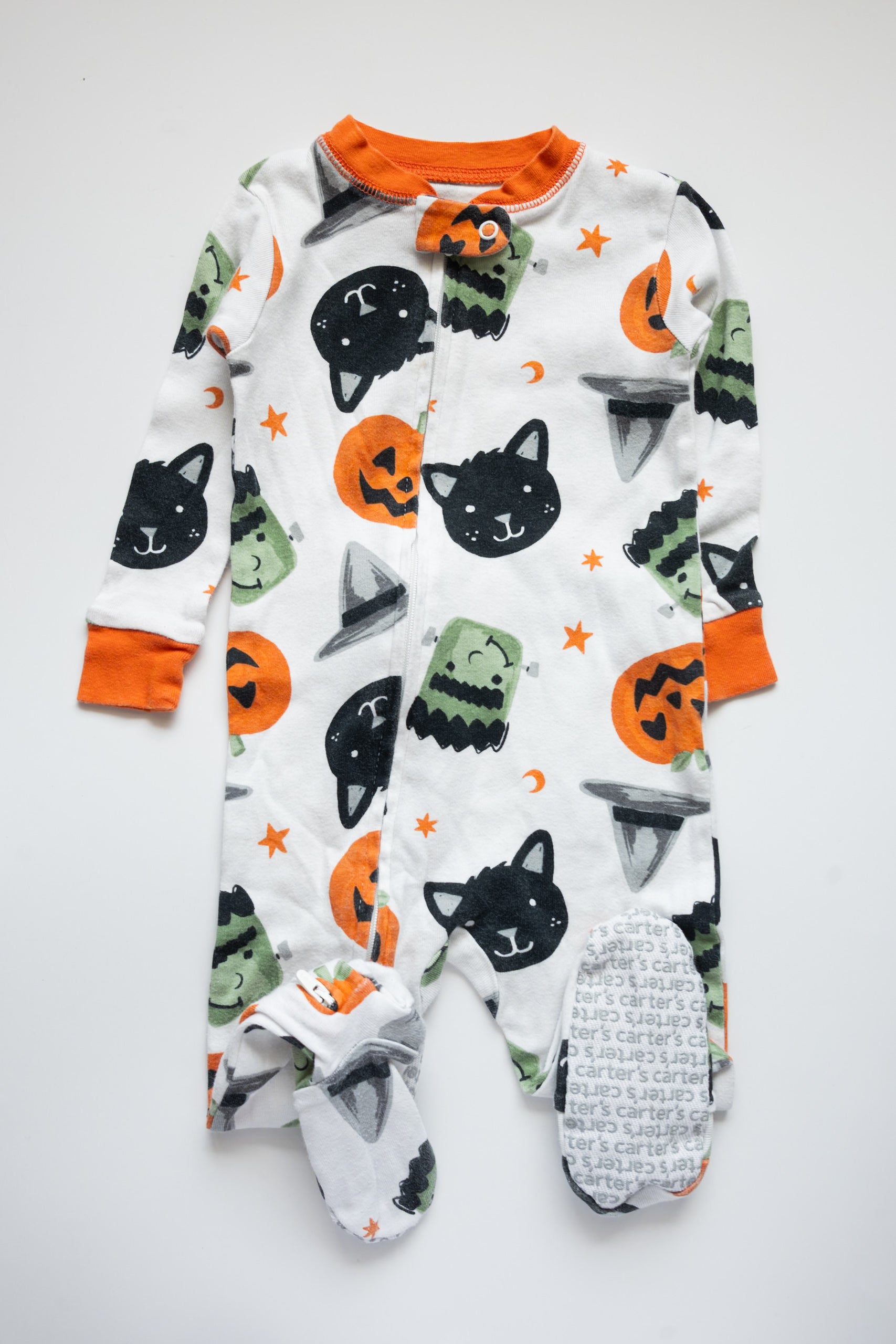 🎨 Carters - Pyjama 12M (petite tache à peine visible)