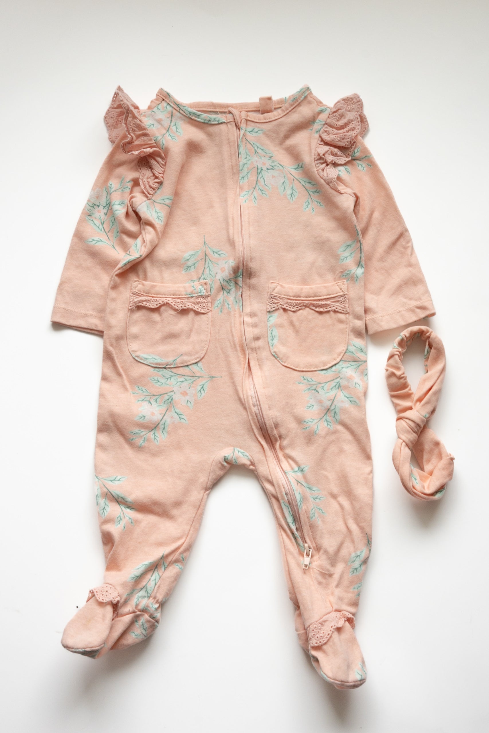 🎨 Jessica Simpson - Pyjama 3-6M (petite tache sur le pied)
