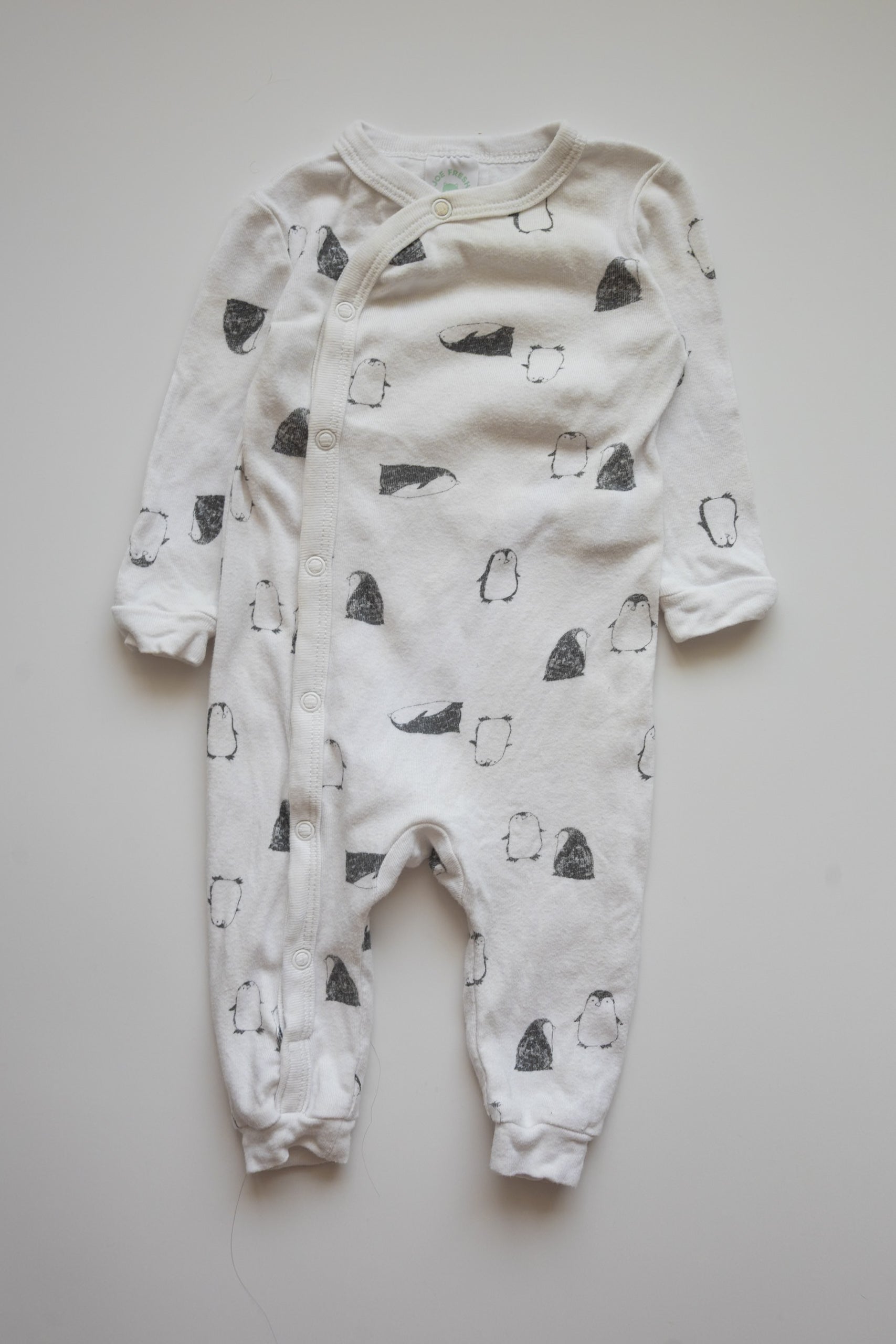 🎨 Joe Fresh - Pyjama 3-6M (petite tache au collet)