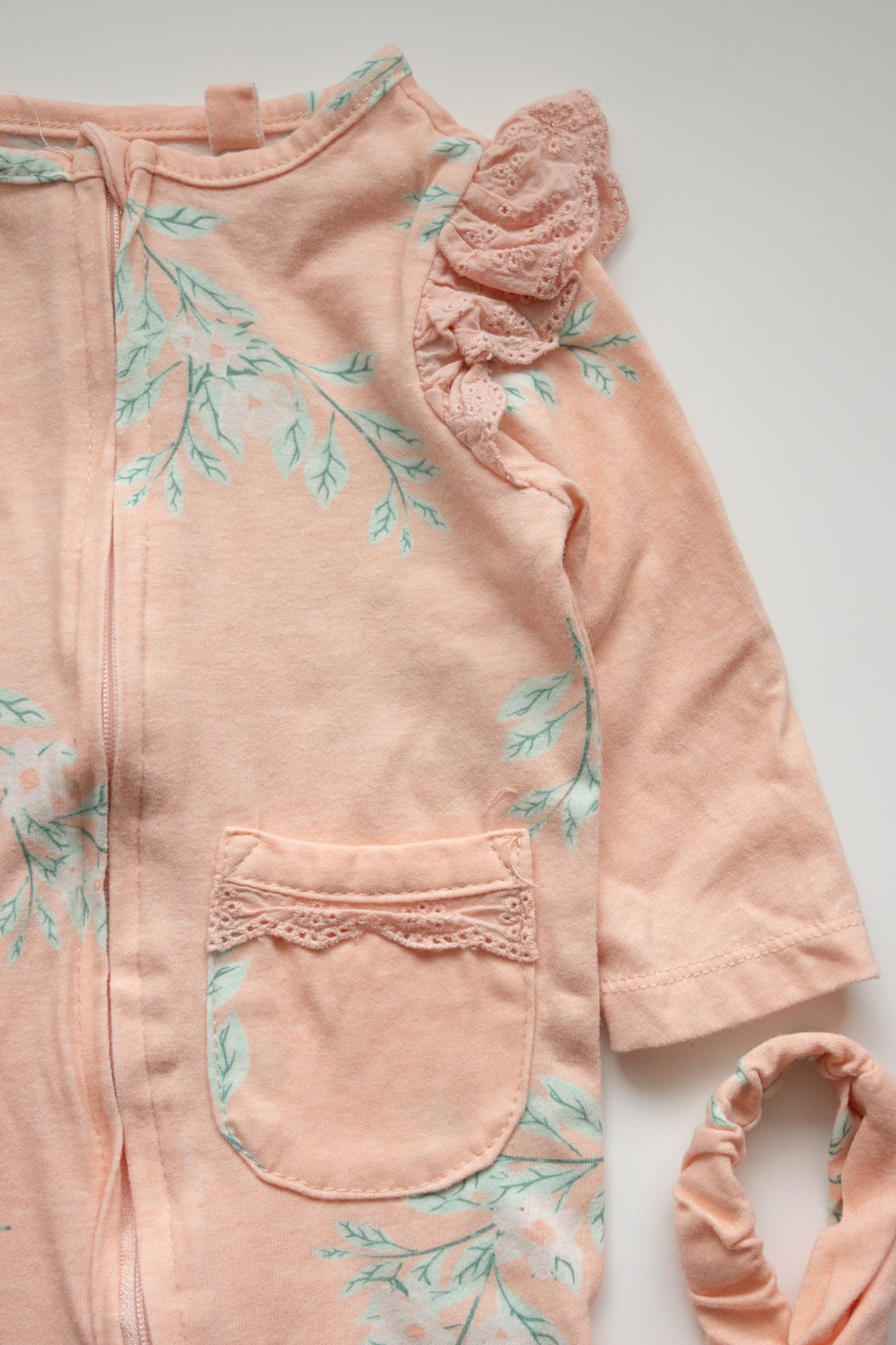 🎨 Jessica Simpson - Pyjama 3-6M (petite tache sur le pied)
