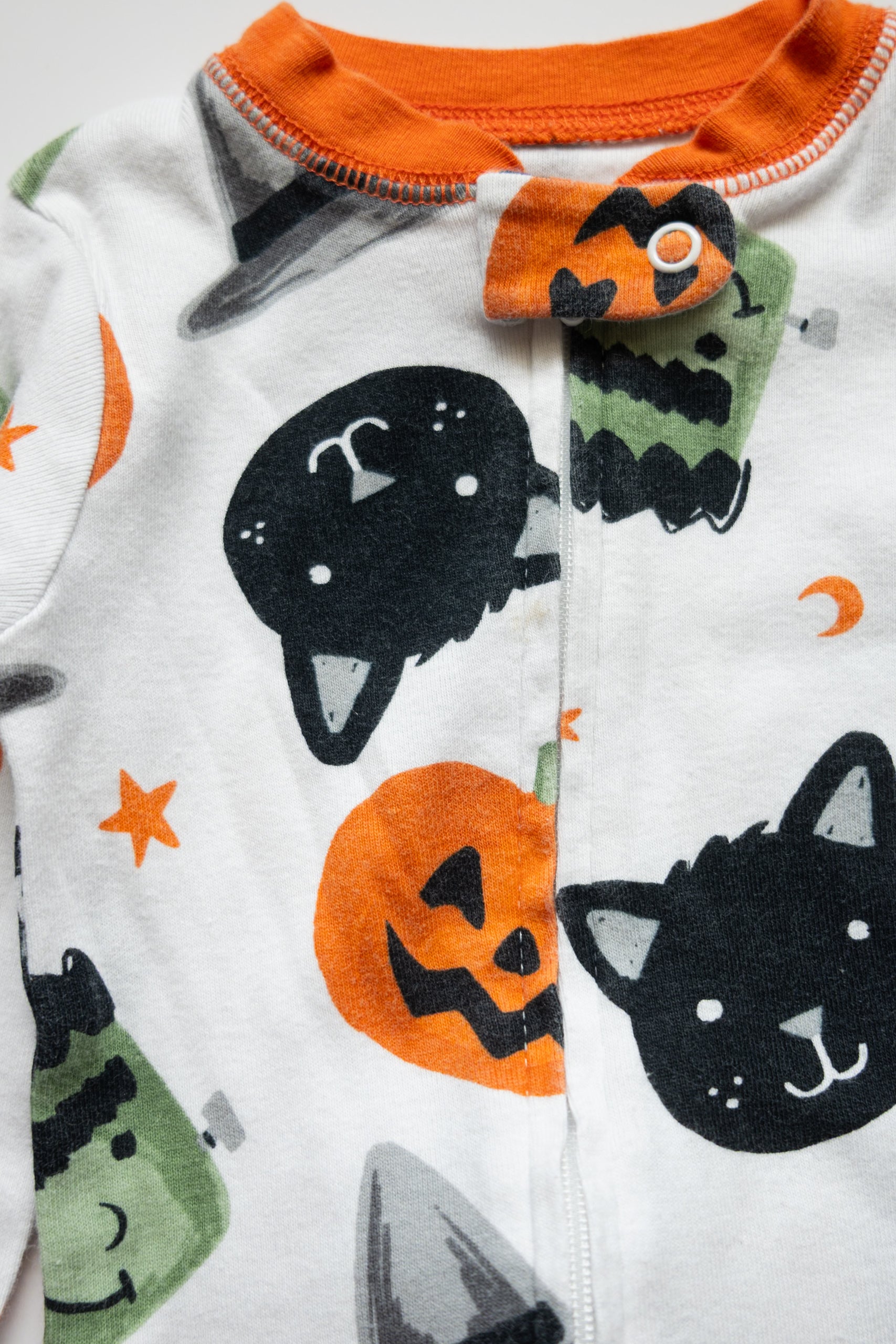 🎨 Carters - Pyjama 12M (petite tache à peine visible)