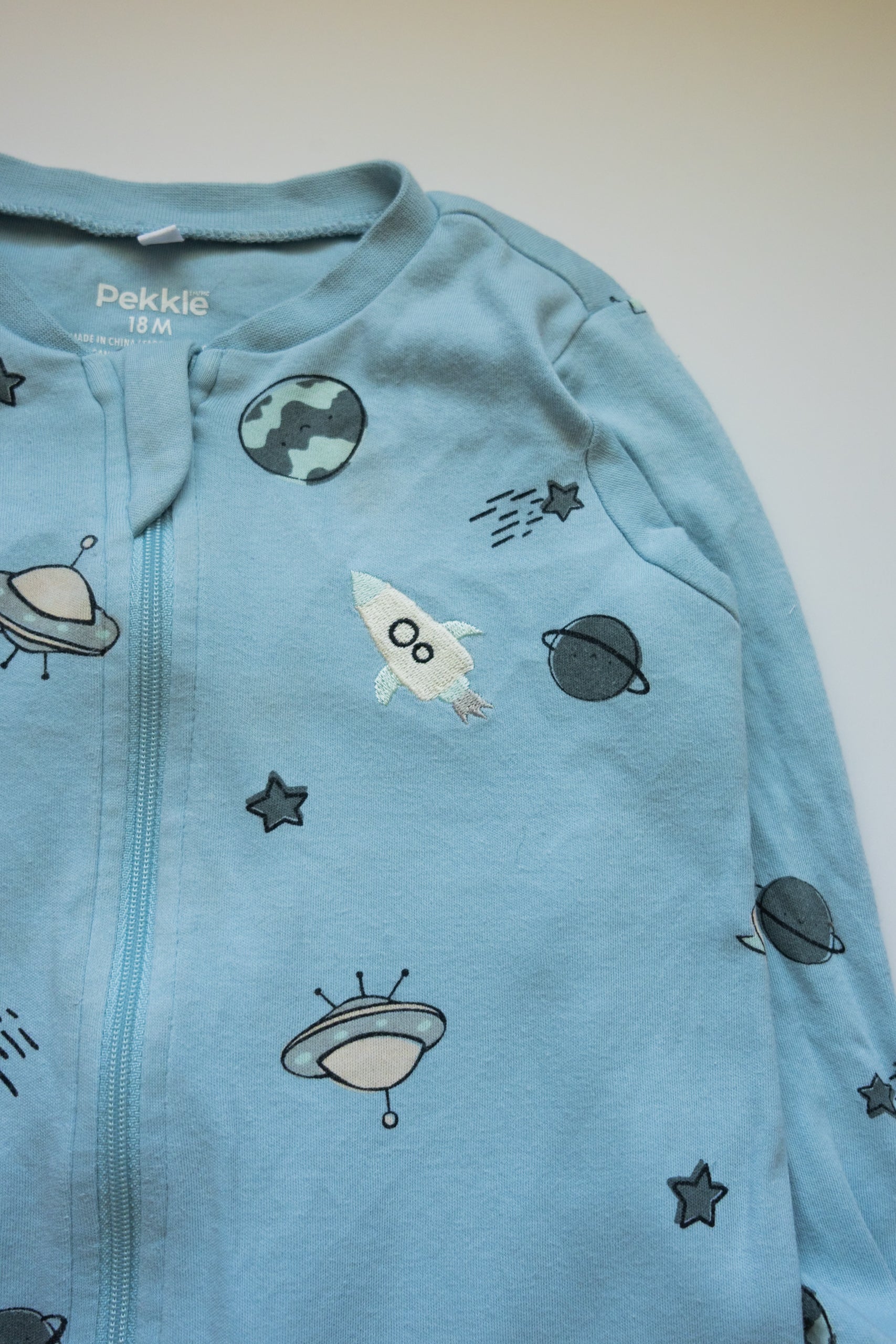 🎨 Pekkle - pyjama 18M (quelques taches pâles)