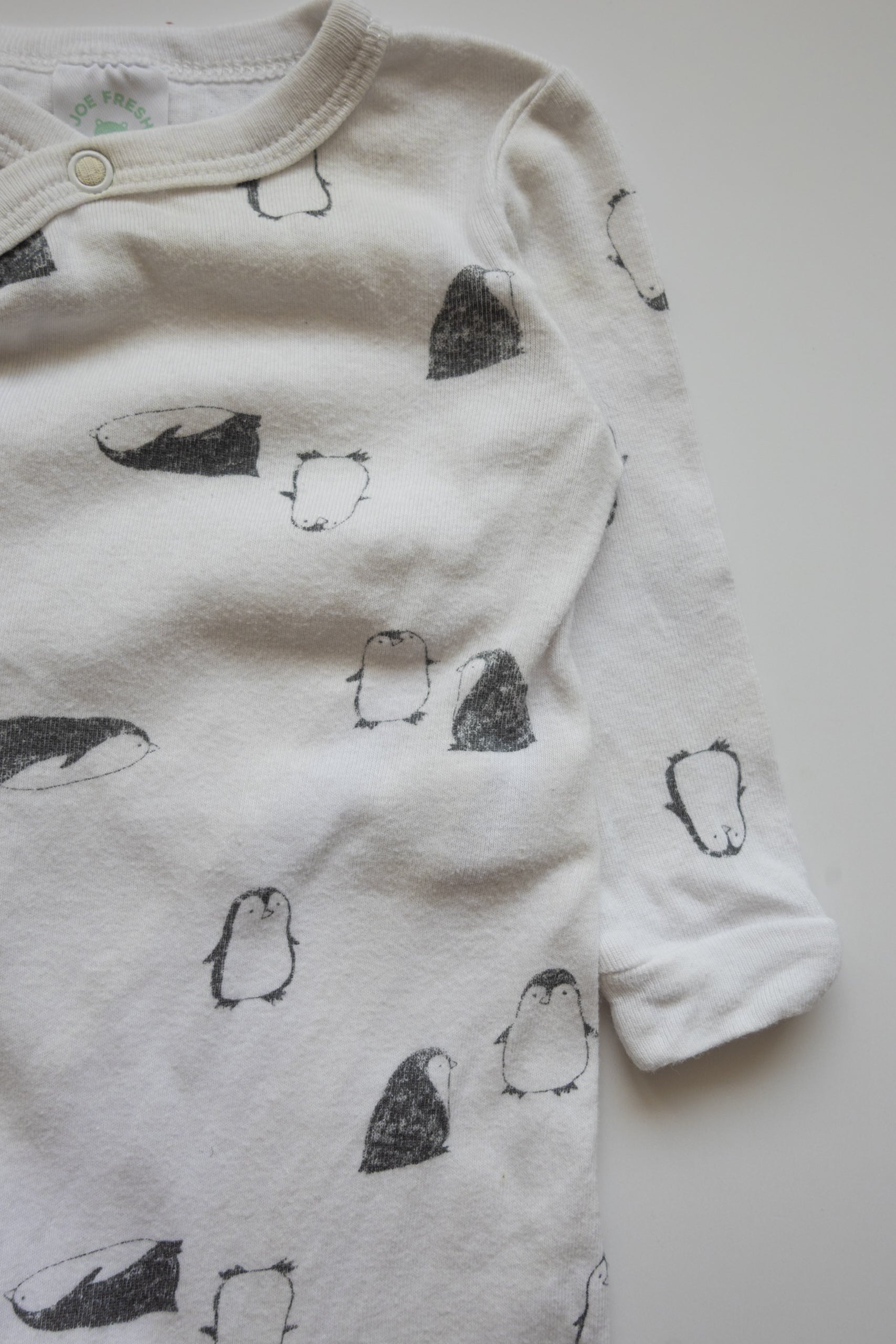 🎨 Joe Fresh - Pyjama 3-6M (petite tache au collet)