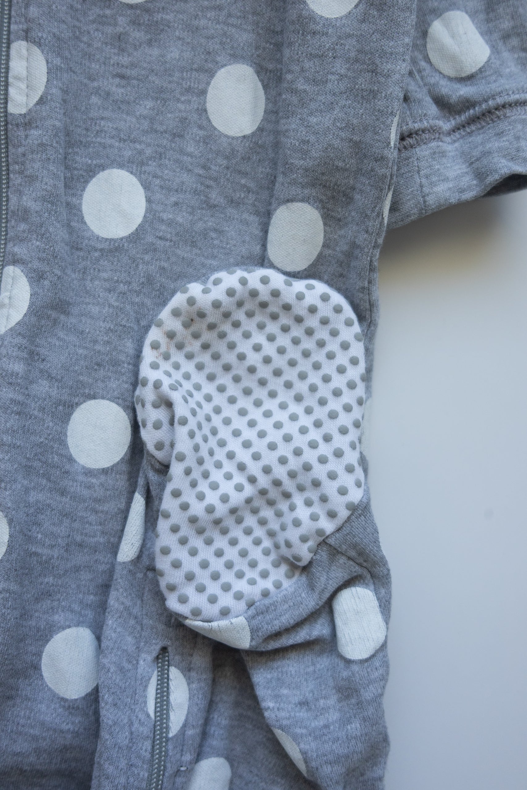 🎨 George - Pyjama 12-18M (petite tache sous le pied)