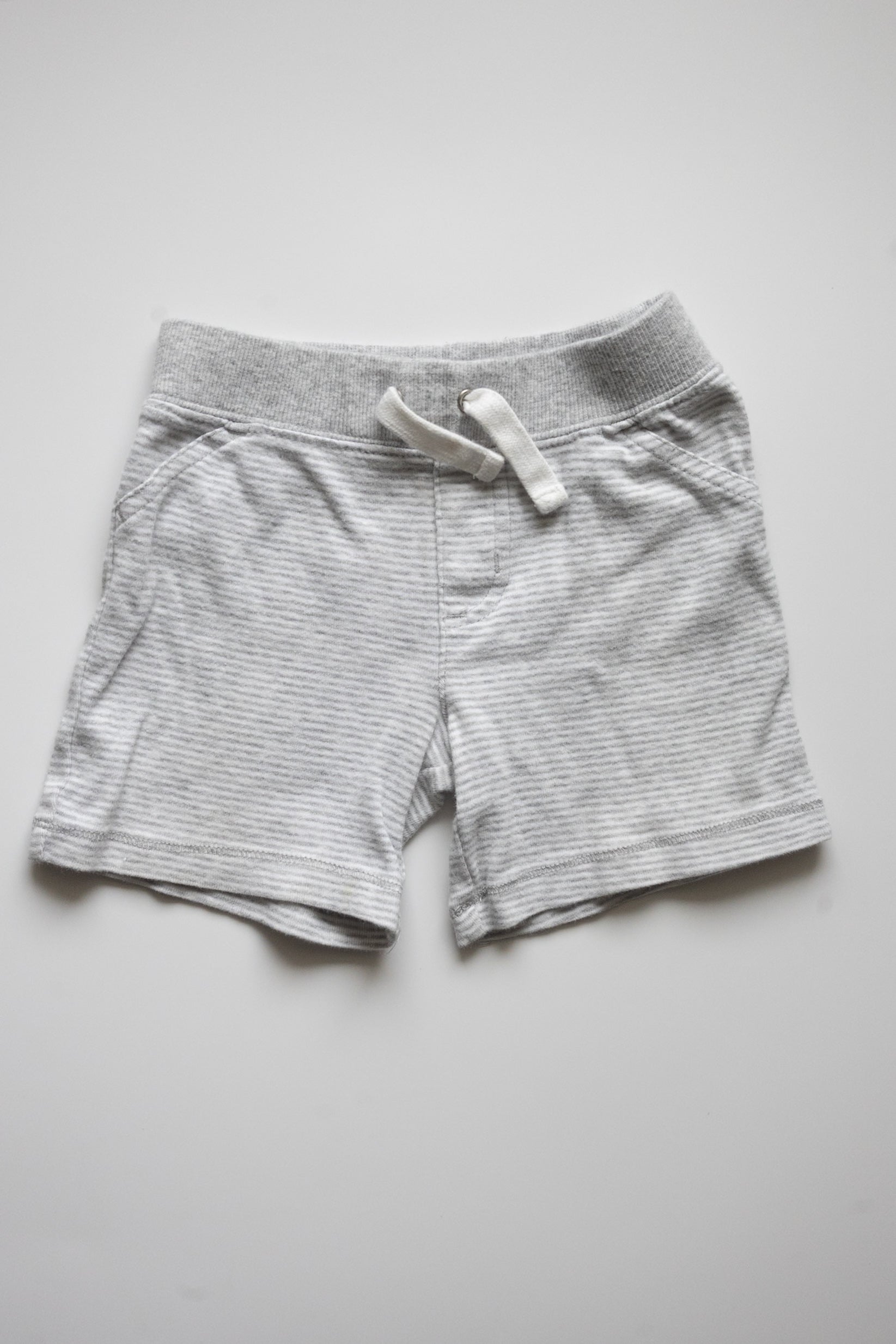 🌱 Carters - Short 18M